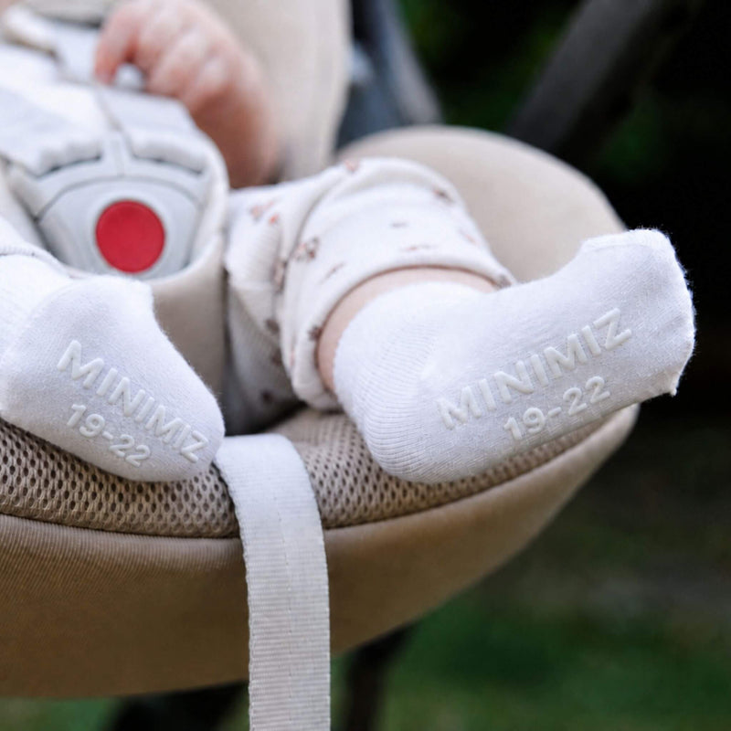 bébé avec chaussettes anti-dérapantes blanches