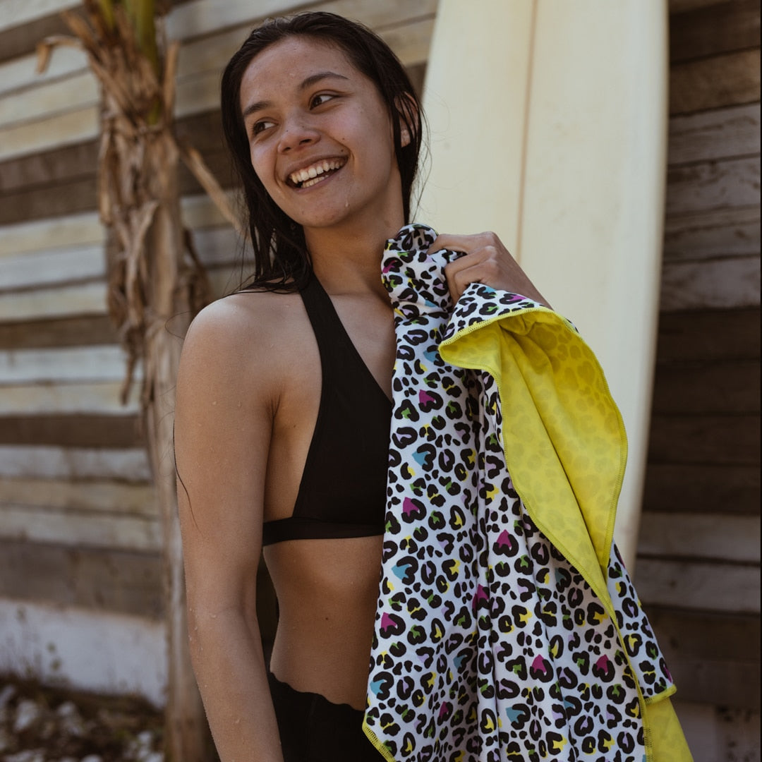Serviette MINIMIZ LEO FLUO jaune portée