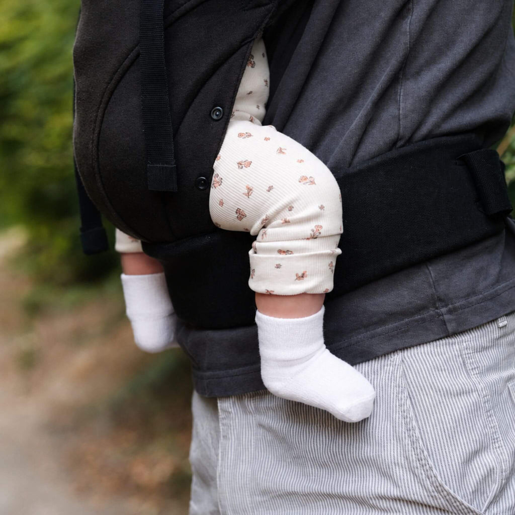 bébé avec chaussettes anti-glisse blanc