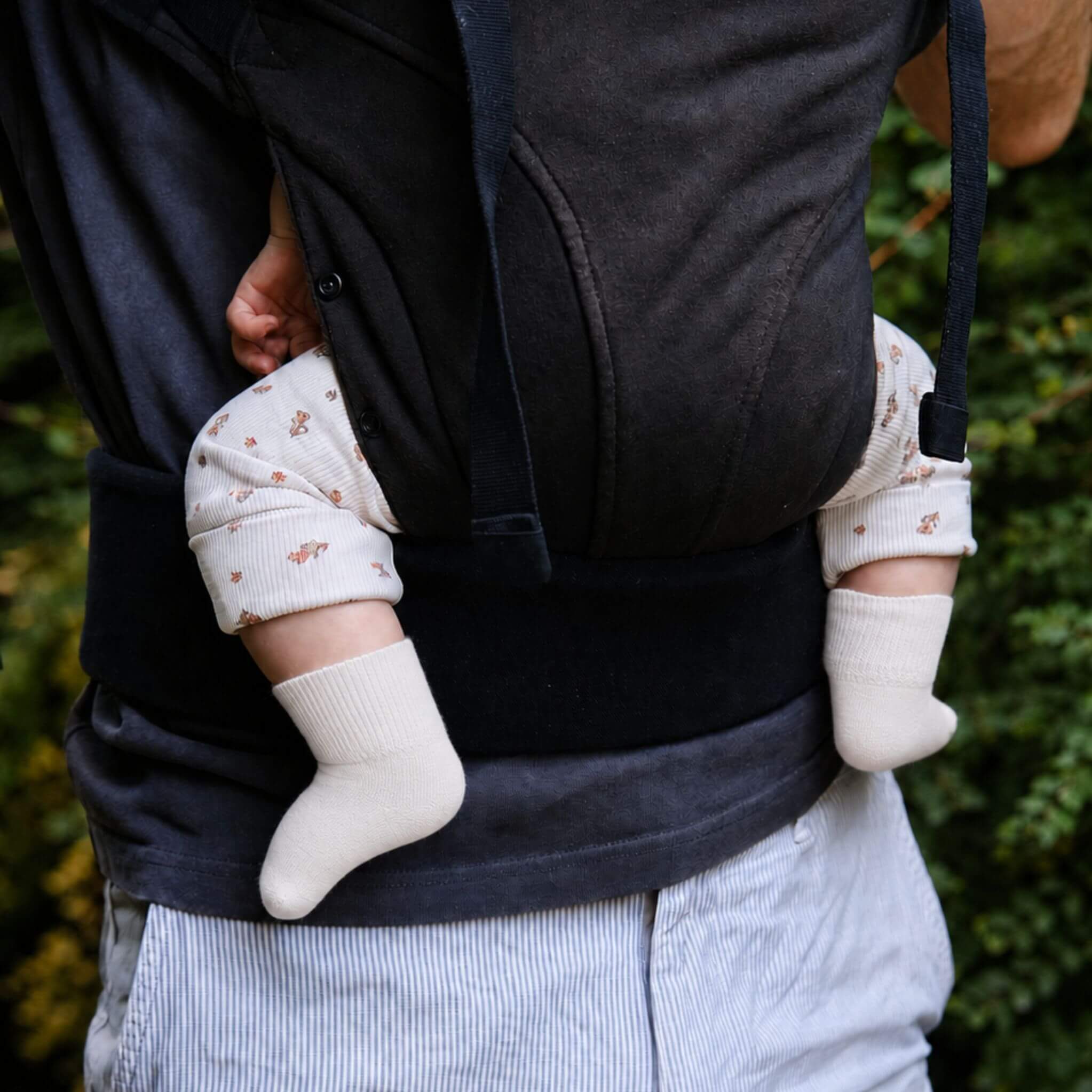 bébé avec chaussettes anti glisse écru