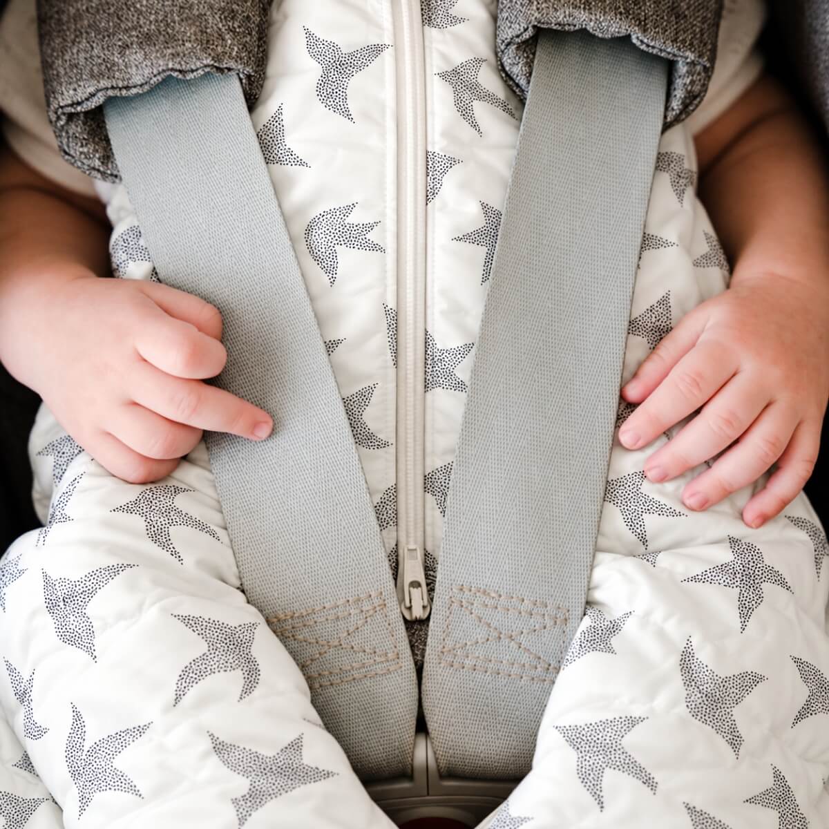 Gigoteuse Birds en siège auto ou cosy, avec passage du harnais 5 points par la double zip