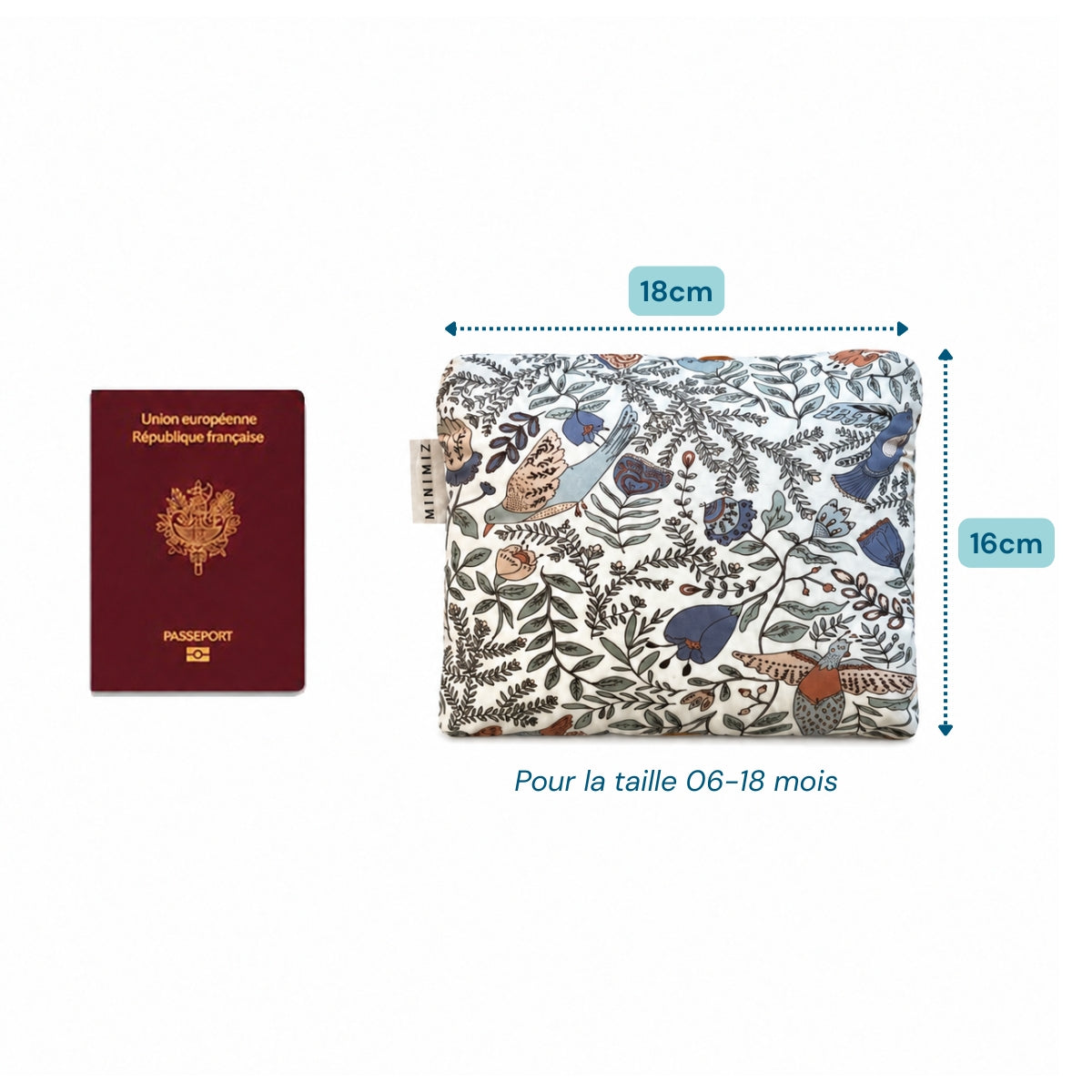 Gigoteuse Jodhpur pliée dans son pochon de 18 x 16 cm à côté d'un passeport, idéale en avion