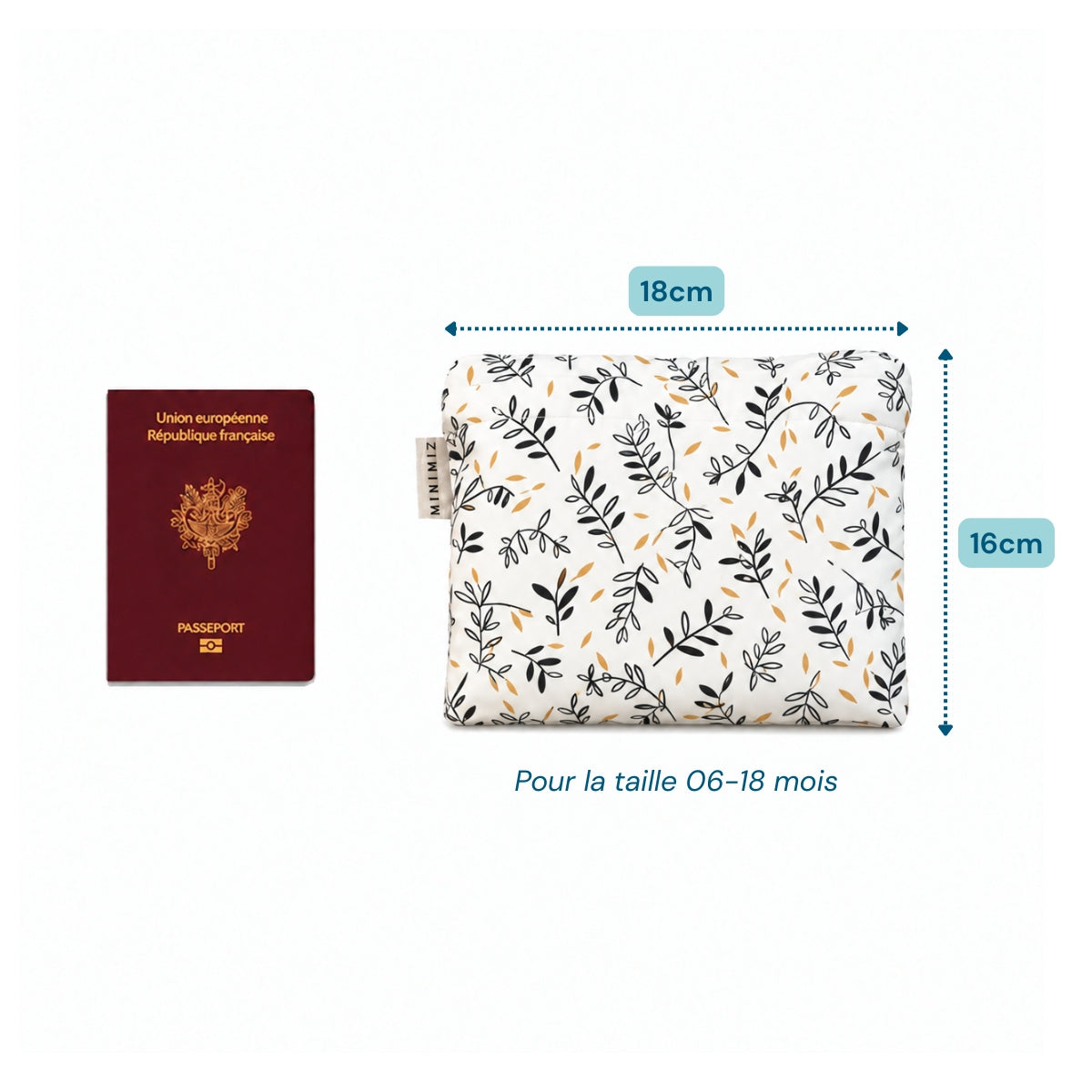 Gigoteuse Rosemary pliée dans son pochon de 18 x 16 cm à côté d'un passeport, idéale en avion