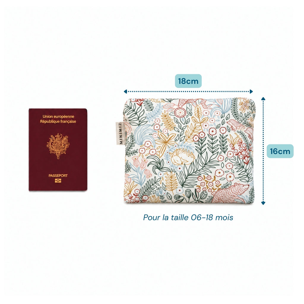 Gigoteuse Yosemite pliée dans son pochon de 18 x 16 cm à côté d'un passeport, idéale en avion